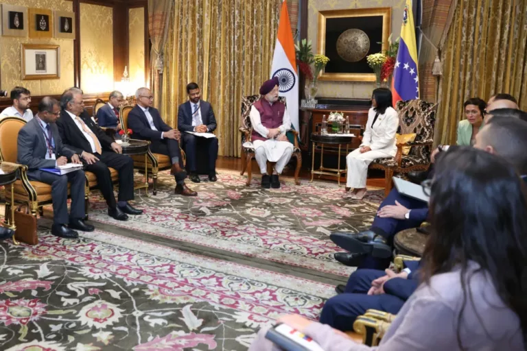 Delcy Rodríguez se reunió con ministro de Petróleo de India