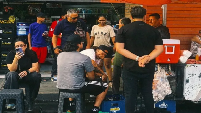 ¡Sorpresa en Aragua! El cantante Beéle fue captado de visita en un barrio de Maracay